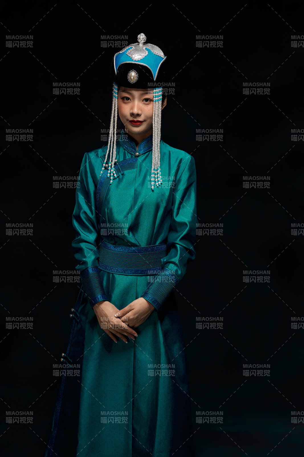 穿着蒙古族服饰的亚洲青年女性图片