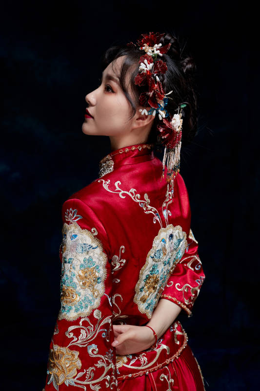 穿着中式秀禾服的亚洲少女图片