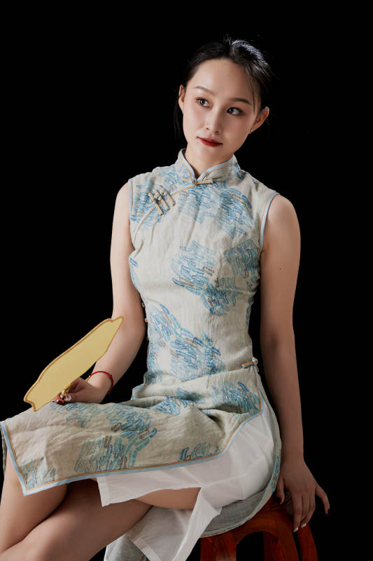 穿着中式旗袍的亚洲少女图片