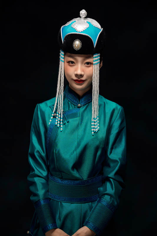 穿着蒙古族服饰的亚洲青年女性图片