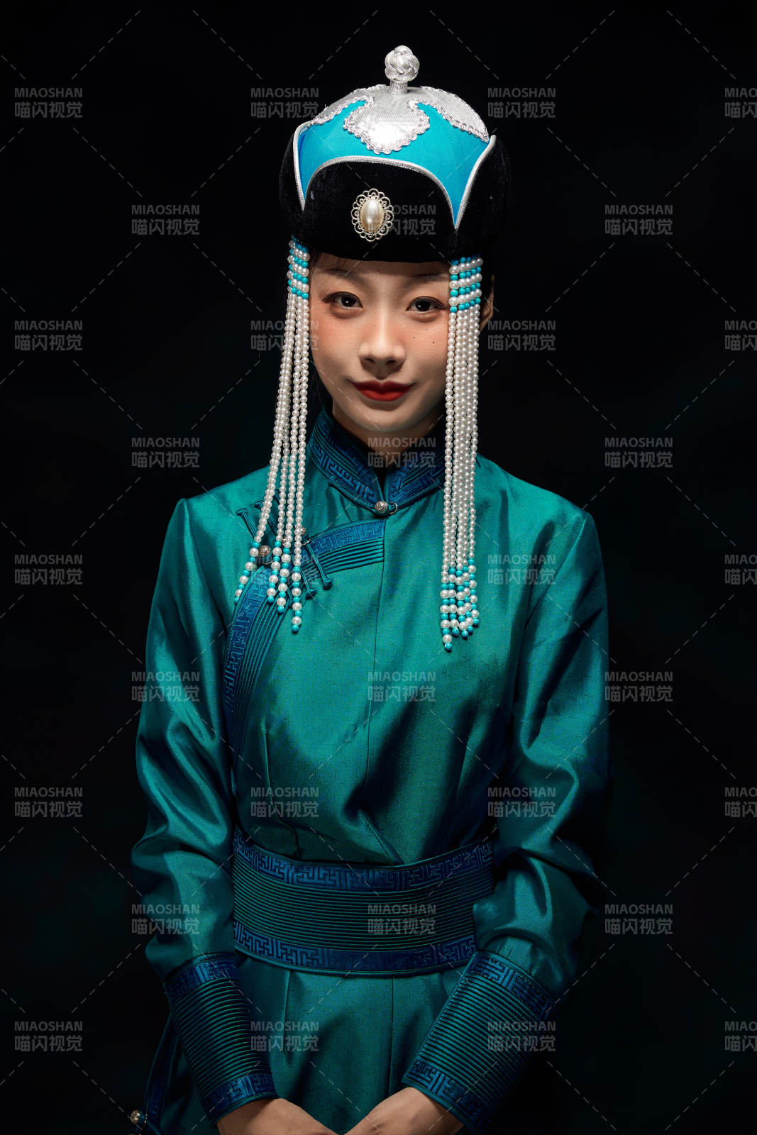 穿着蒙古族服饰的亚洲青年女性图片