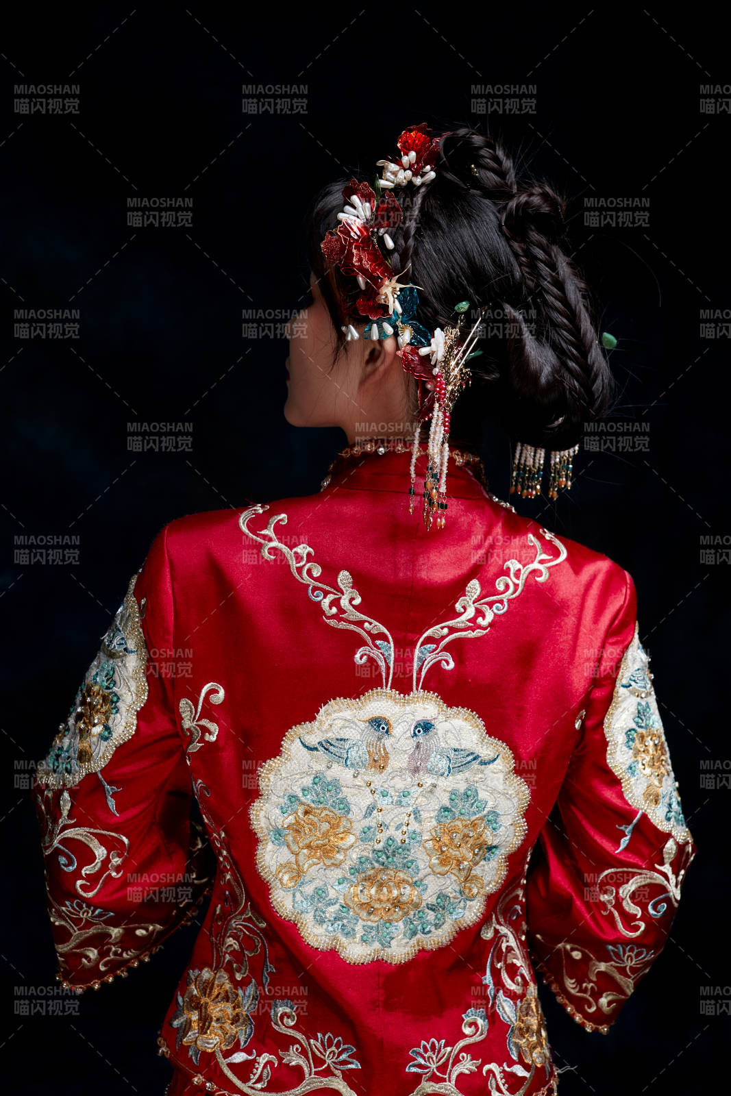 穿着中式秀禾服的亚洲少女图片