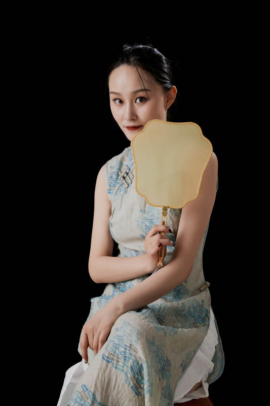 穿着中式旗袍的亚洲少女图片