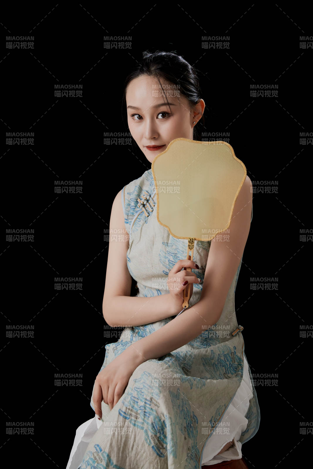 穿着中式旗袍的亚洲少女图片