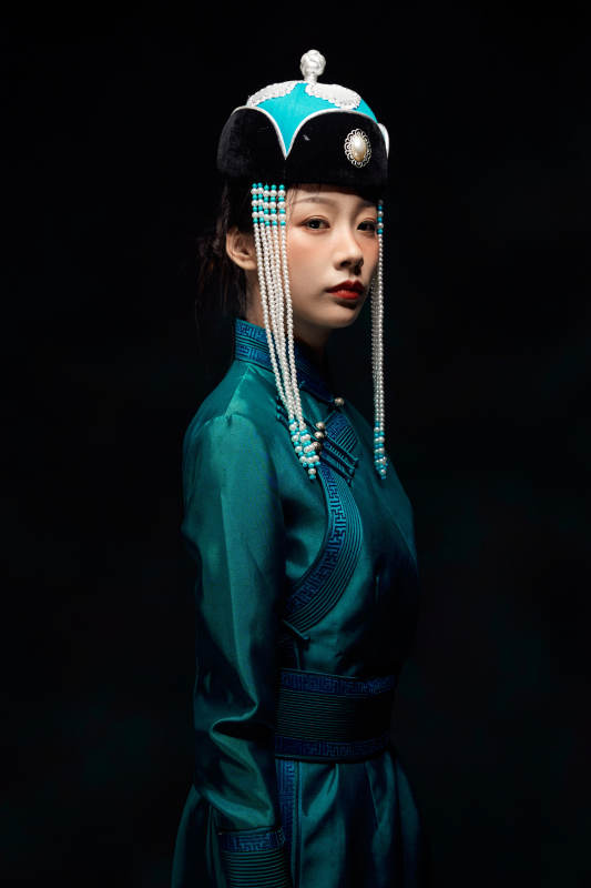 穿着蒙古族服饰的亚洲青年女性图片