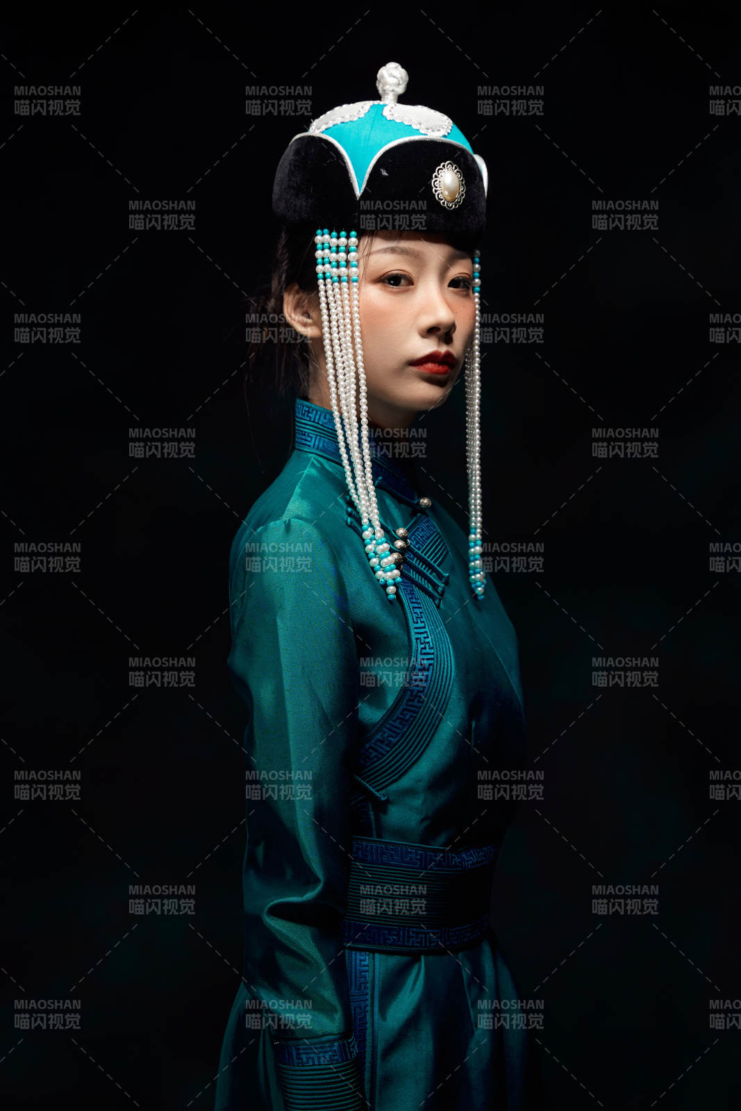 穿着蒙古族服饰的亚洲青年女性图片