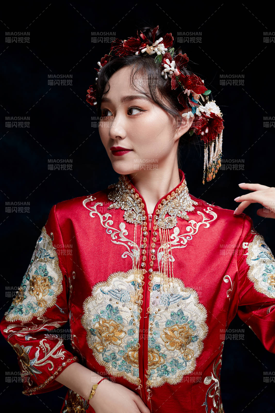 穿着中式秀禾服的亚洲少女图片