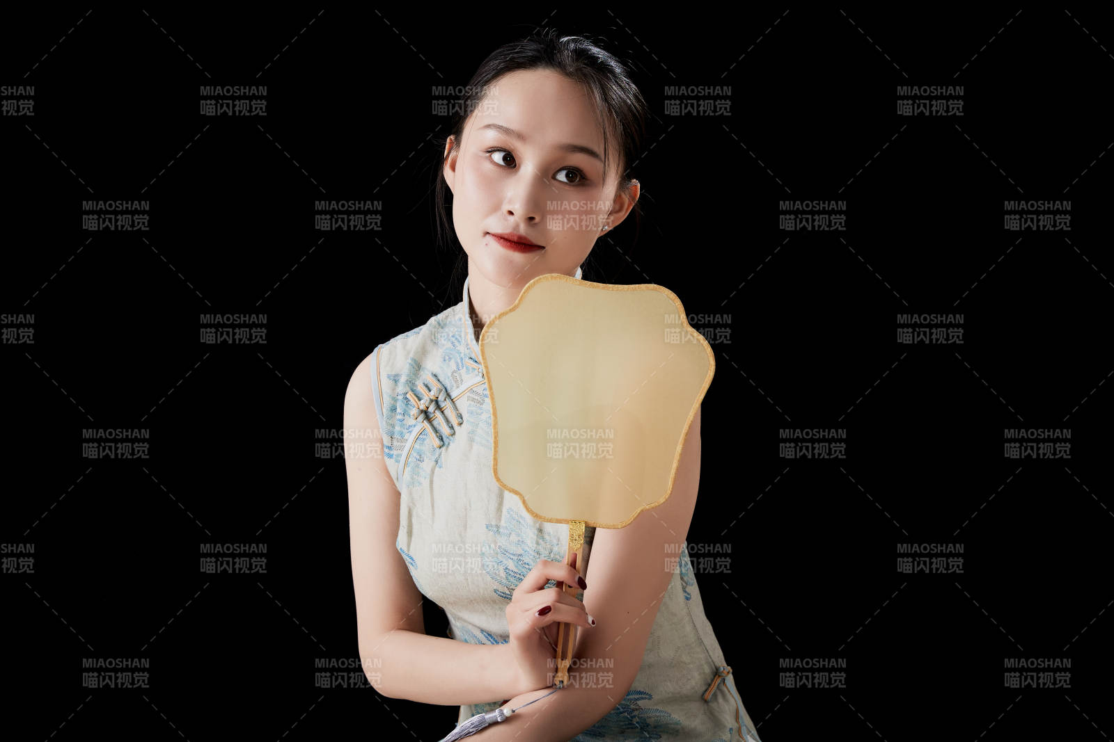 穿着中式旗袍的亚洲少女图片