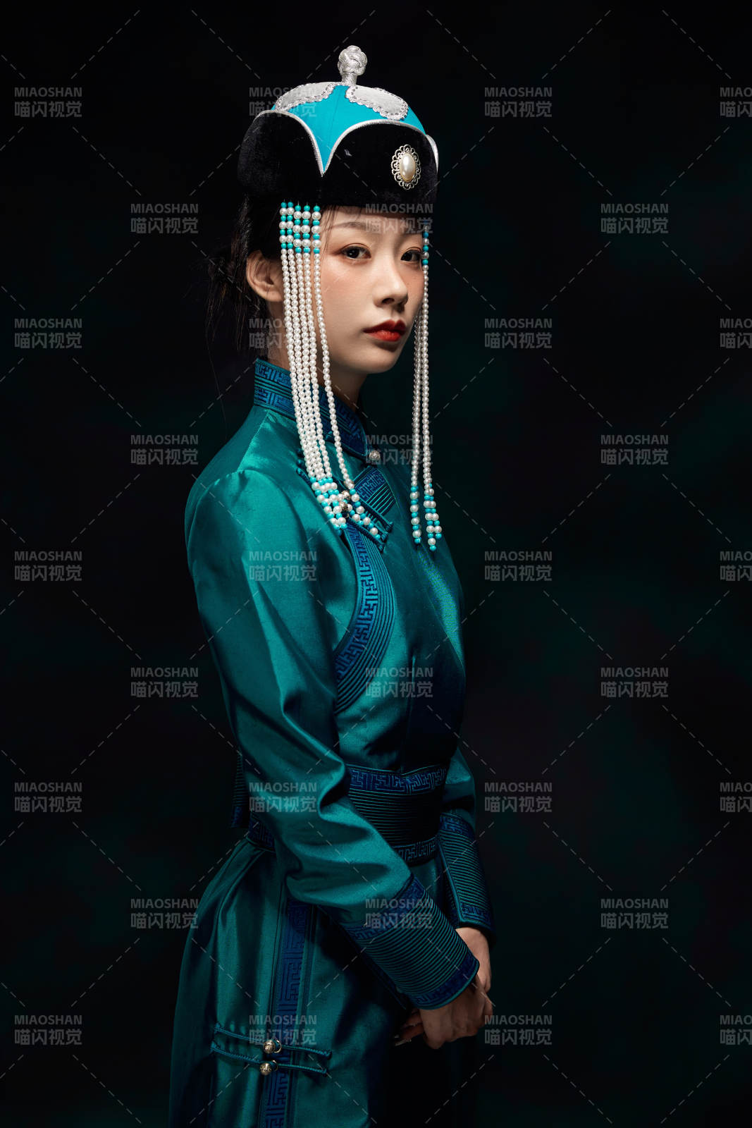 穿着蒙古族服饰的亚洲青年女性图片