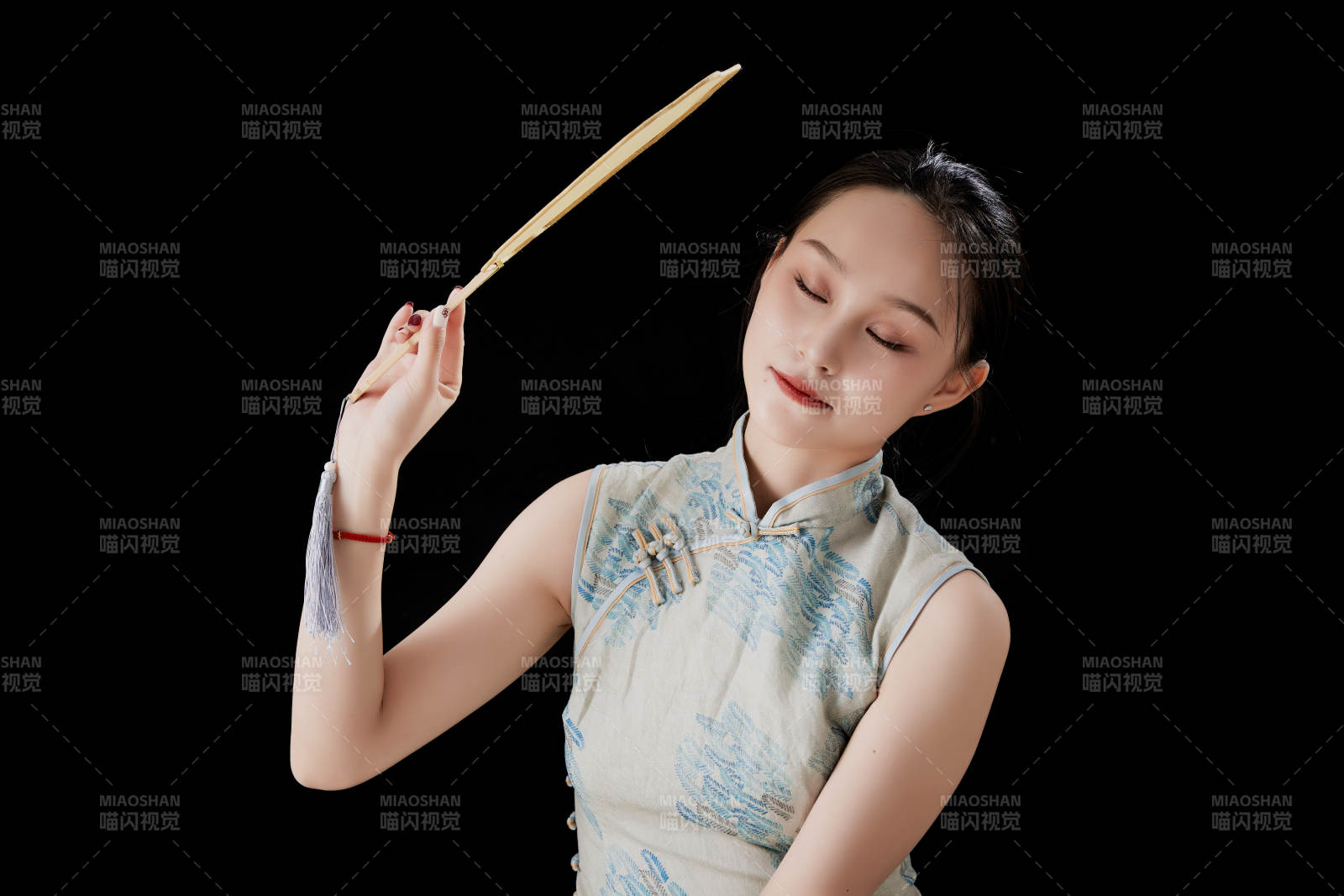 穿着中式旗袍的亚洲少女图片