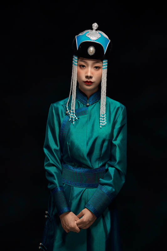 穿着蒙古族服饰的亚洲青年女性图片