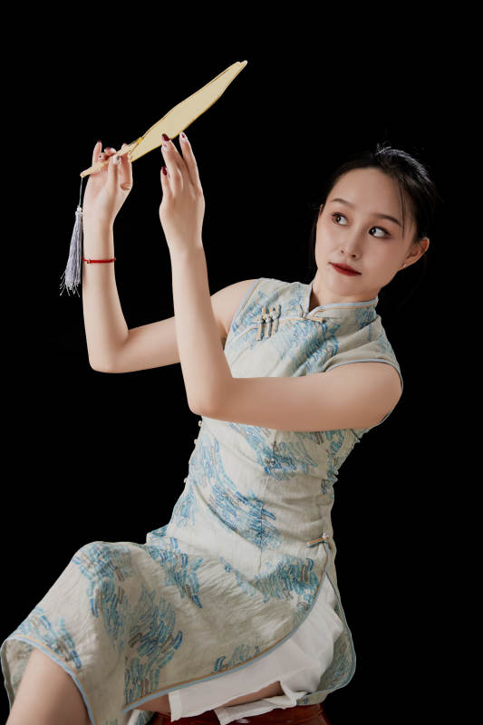 穿着中式旗袍的亚洲少女图片