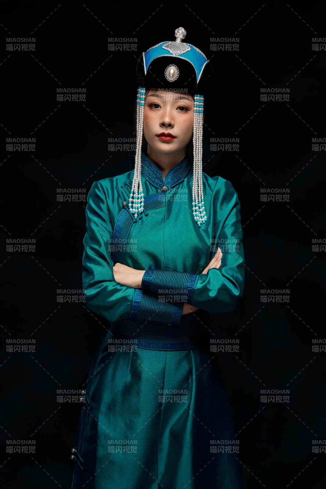 穿着蒙古族服饰的亚洲青年女性图片