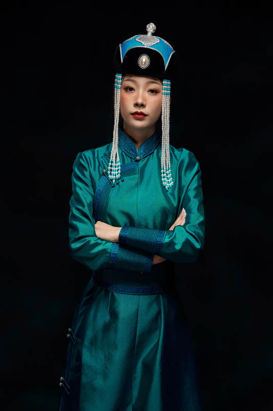 穿着蒙古族服饰的亚洲青年女性图片