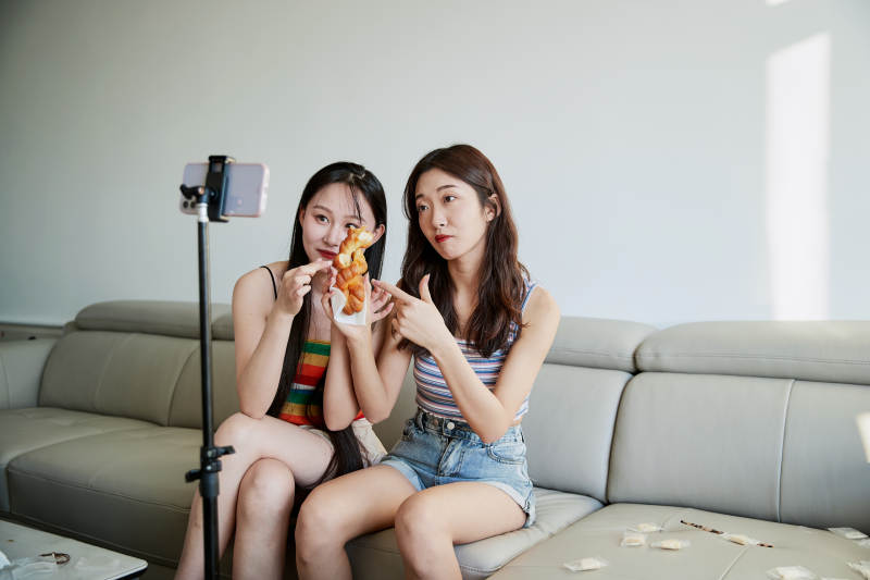 在家做主播直播的亚洲年轻闺蜜少女图片