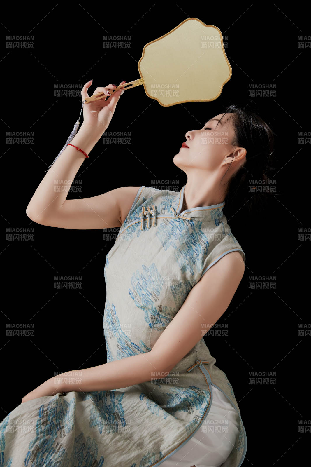 穿着中式旗袍的亚洲少女图片