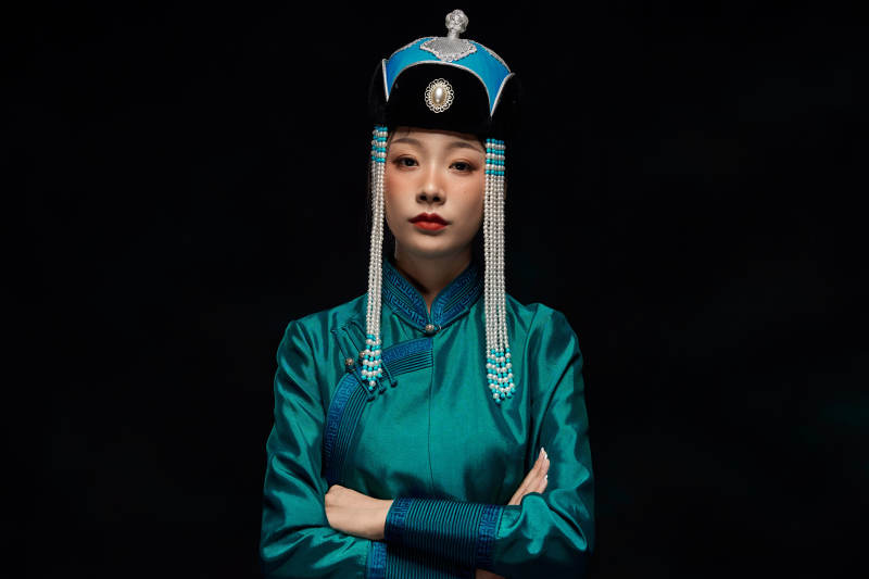 穿着蒙古族服饰的亚洲青年女性图片