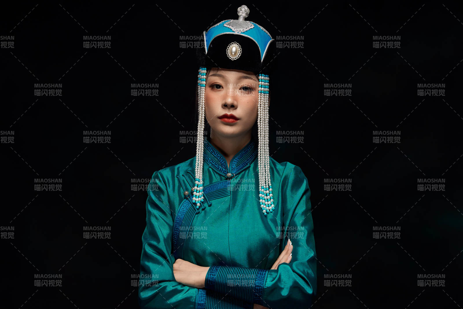 穿着蒙古族服饰的亚洲青年女性图片