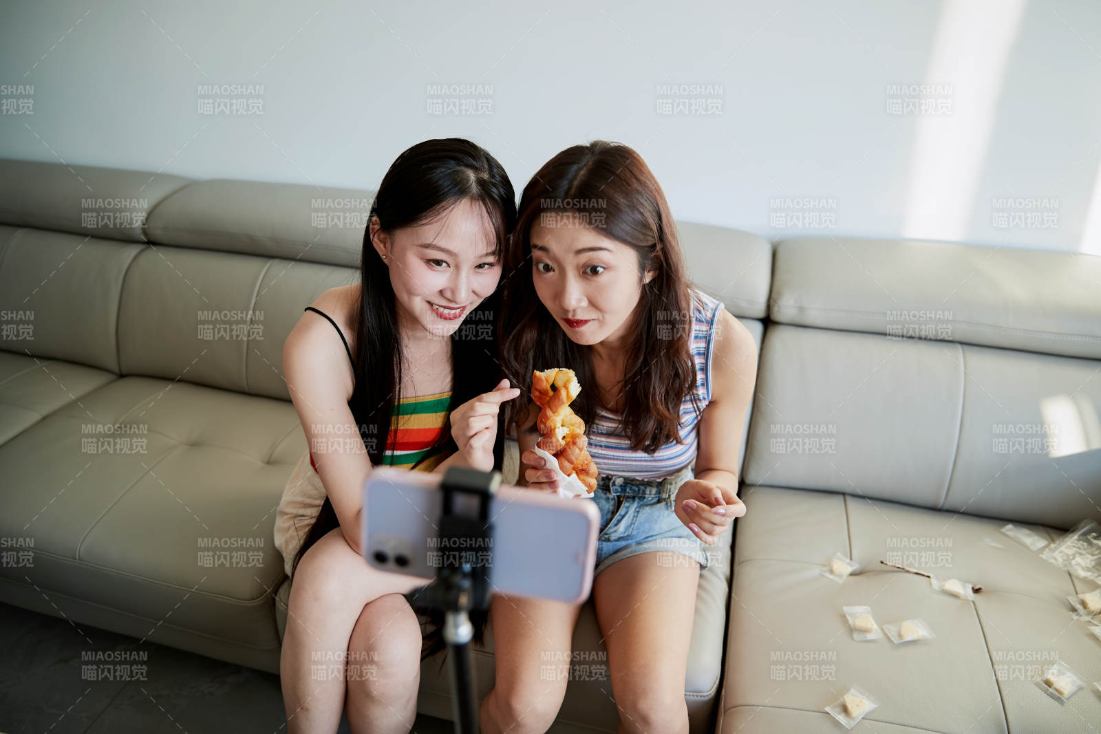 在家做主播直播的亚洲年轻闺蜜少女图片