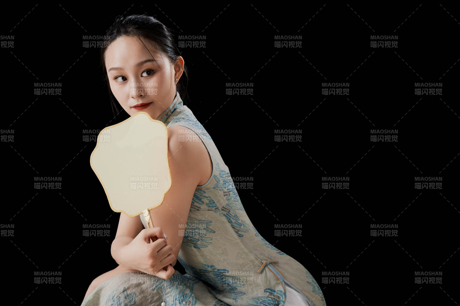 穿着中式旗袍的亚洲少女图片