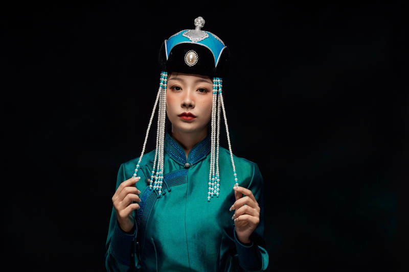 穿着蒙古族服饰的亚洲青年女性图片