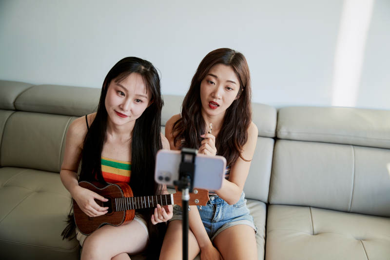 在家做主播直播的亚洲年轻闺蜜少女图片