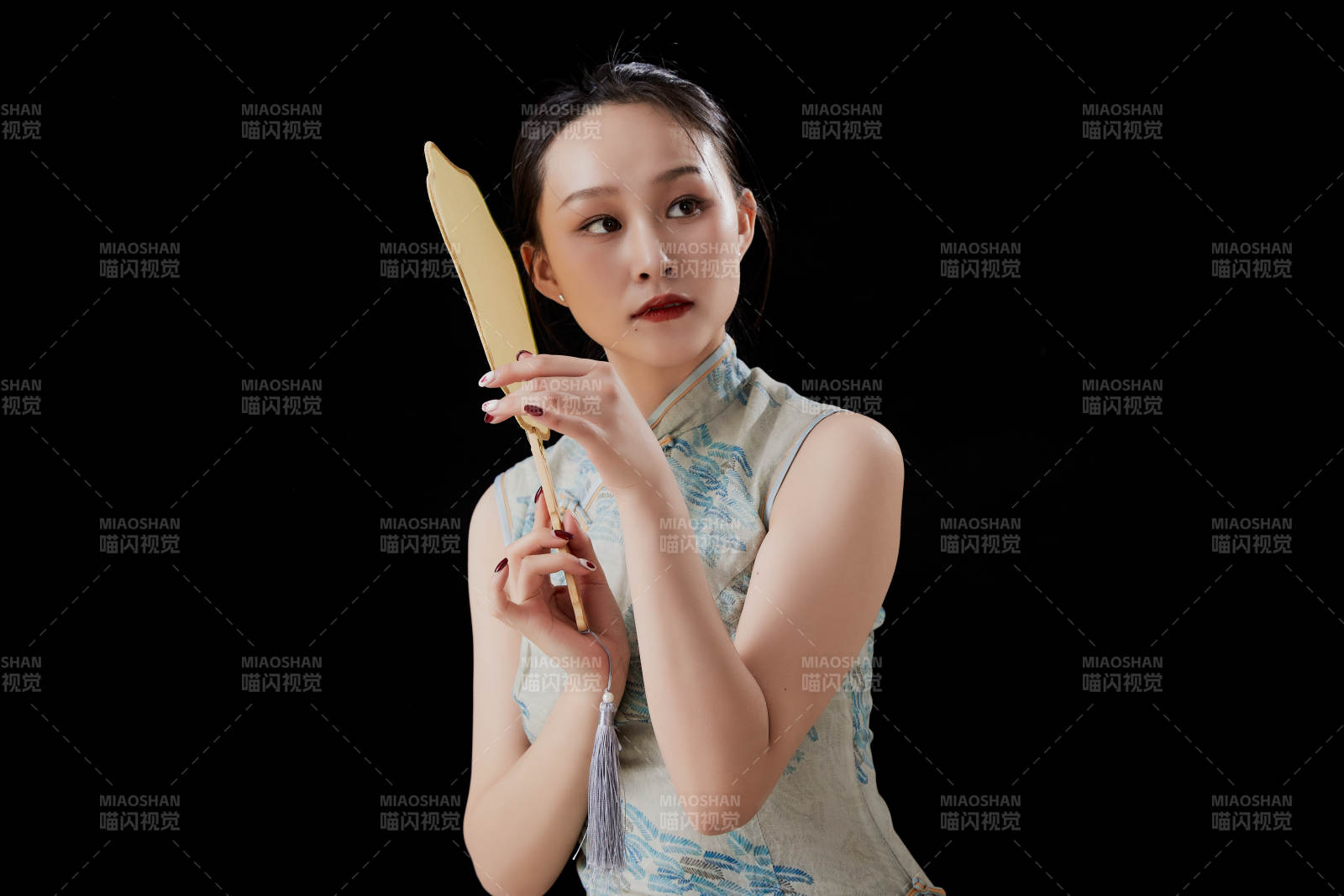 穿着中式旗袍的亚洲少女图片