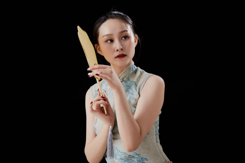 穿着中式旗袍的亚洲少女图片