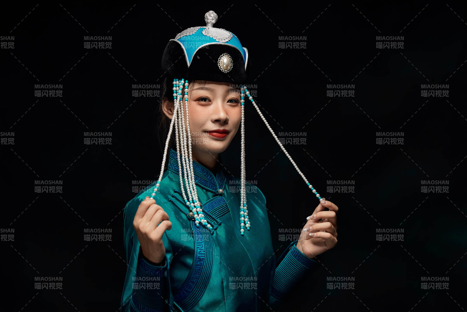 穿着蒙古族服饰的亚洲青年女性图片