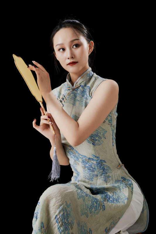 穿着中式旗袍的亚洲少女图片