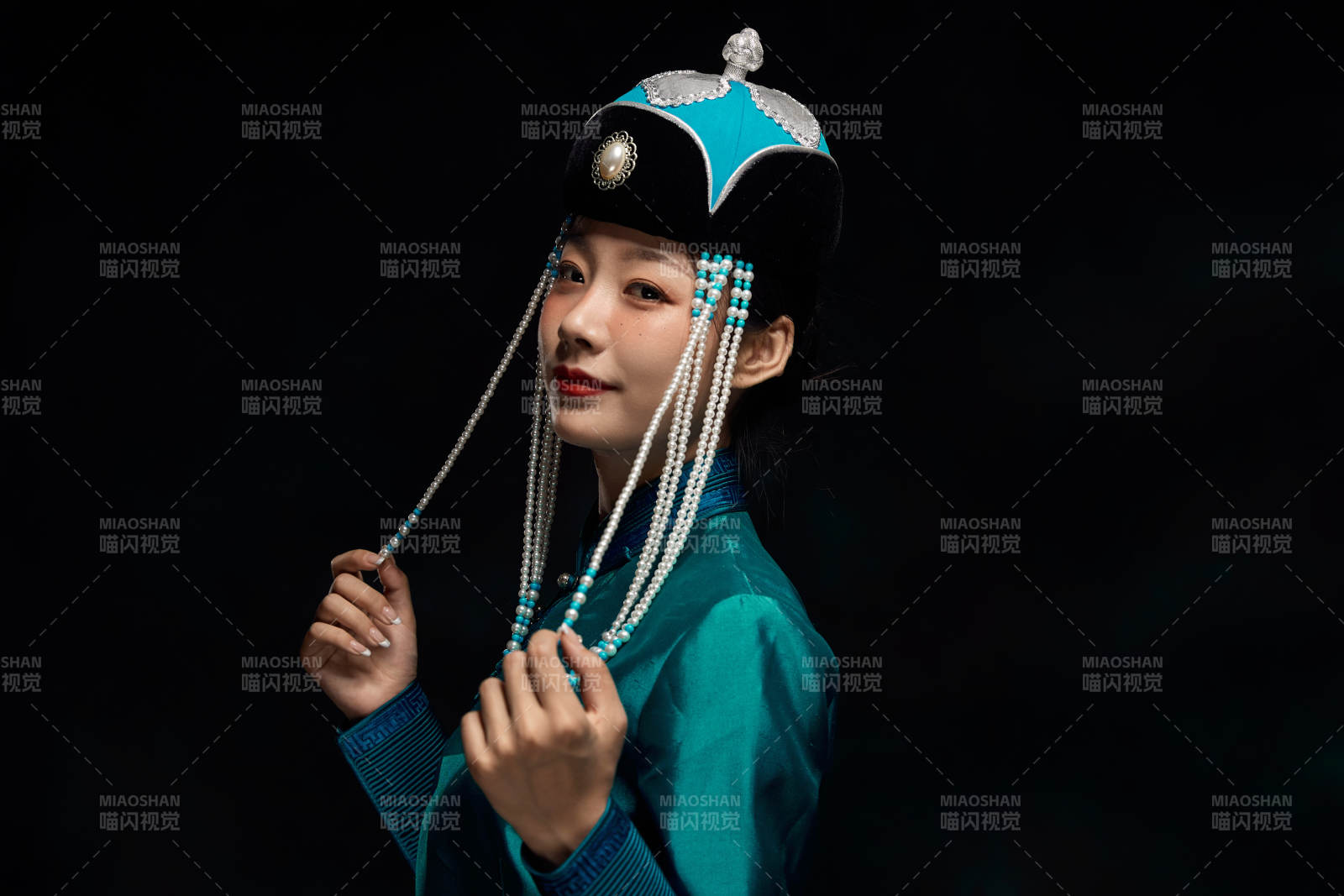 穿着蒙古族服饰的亚洲青年女性图片