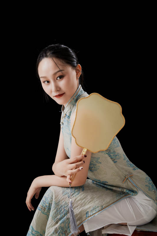 穿着中式旗袍的亚洲少女图片