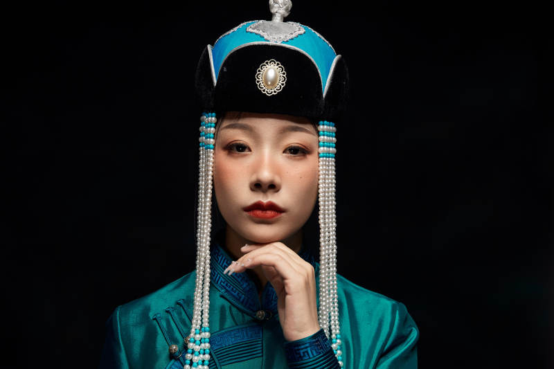 穿着蒙古族服饰的亚洲青年女性图片