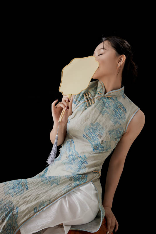 穿着中式旗袍的亚洲少女图片