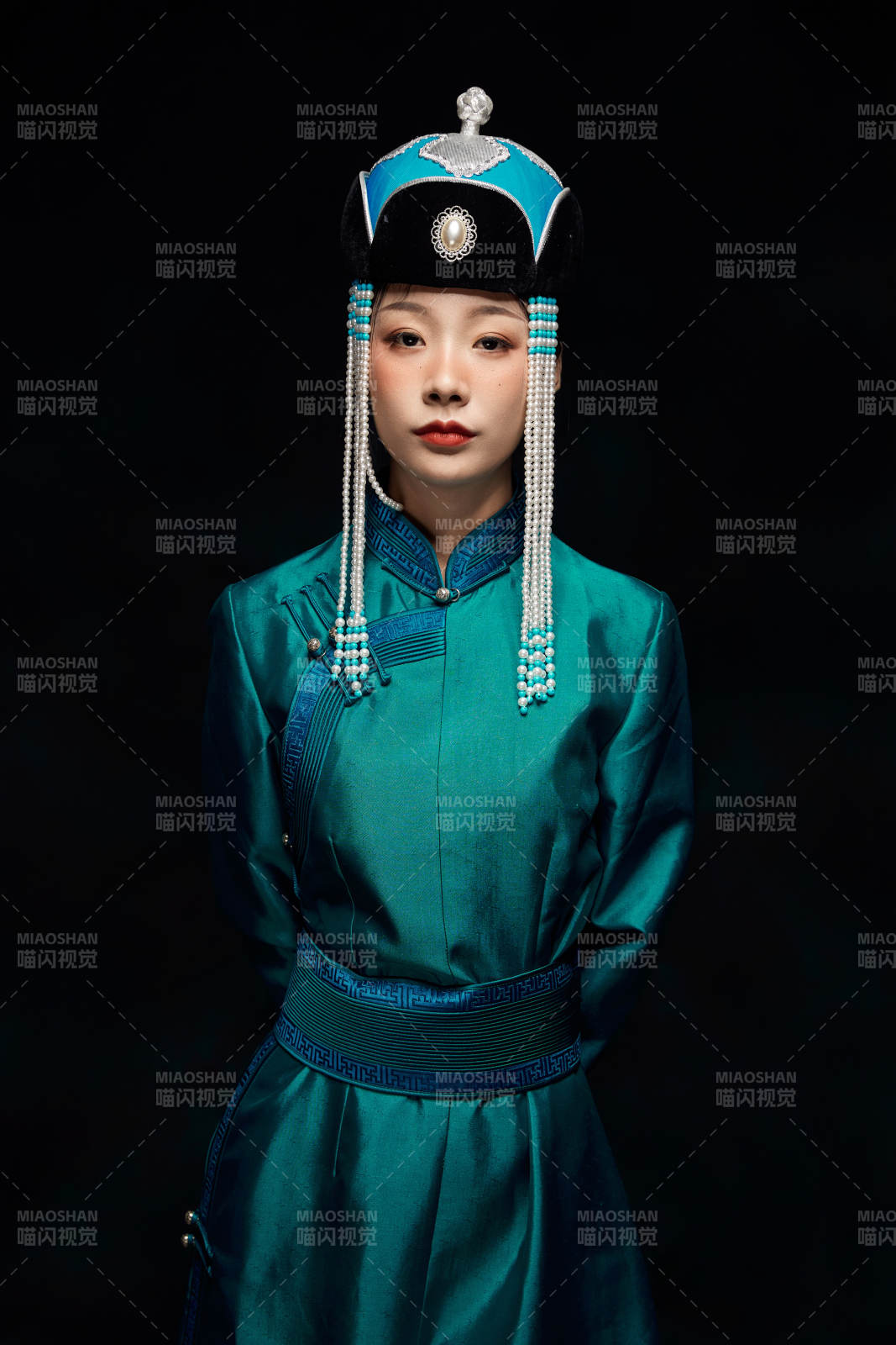 穿着蒙古族服饰的亚洲青年女性图片