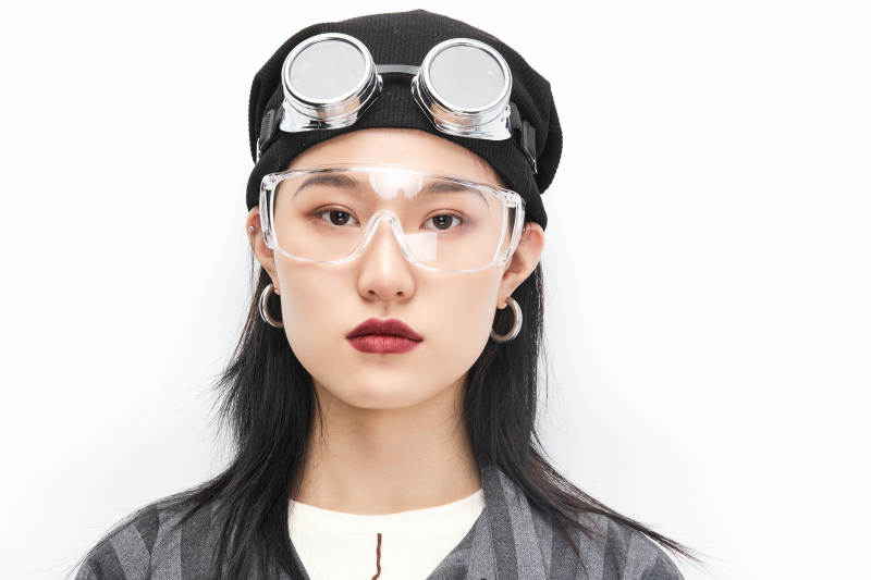 手持电子游戏操控器的亚洲少女图片