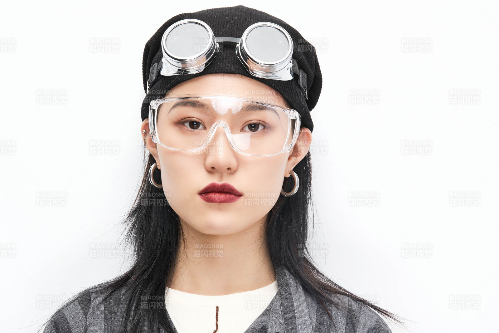 手持电子游戏操控器的亚洲少女图片