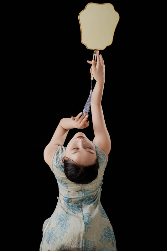 穿着中式旗袍的亚洲少女图片