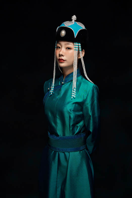 穿着蒙古族服饰的亚洲青年女性图片