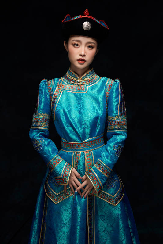 穿着蒙古族服饰的亚洲青年女性图片