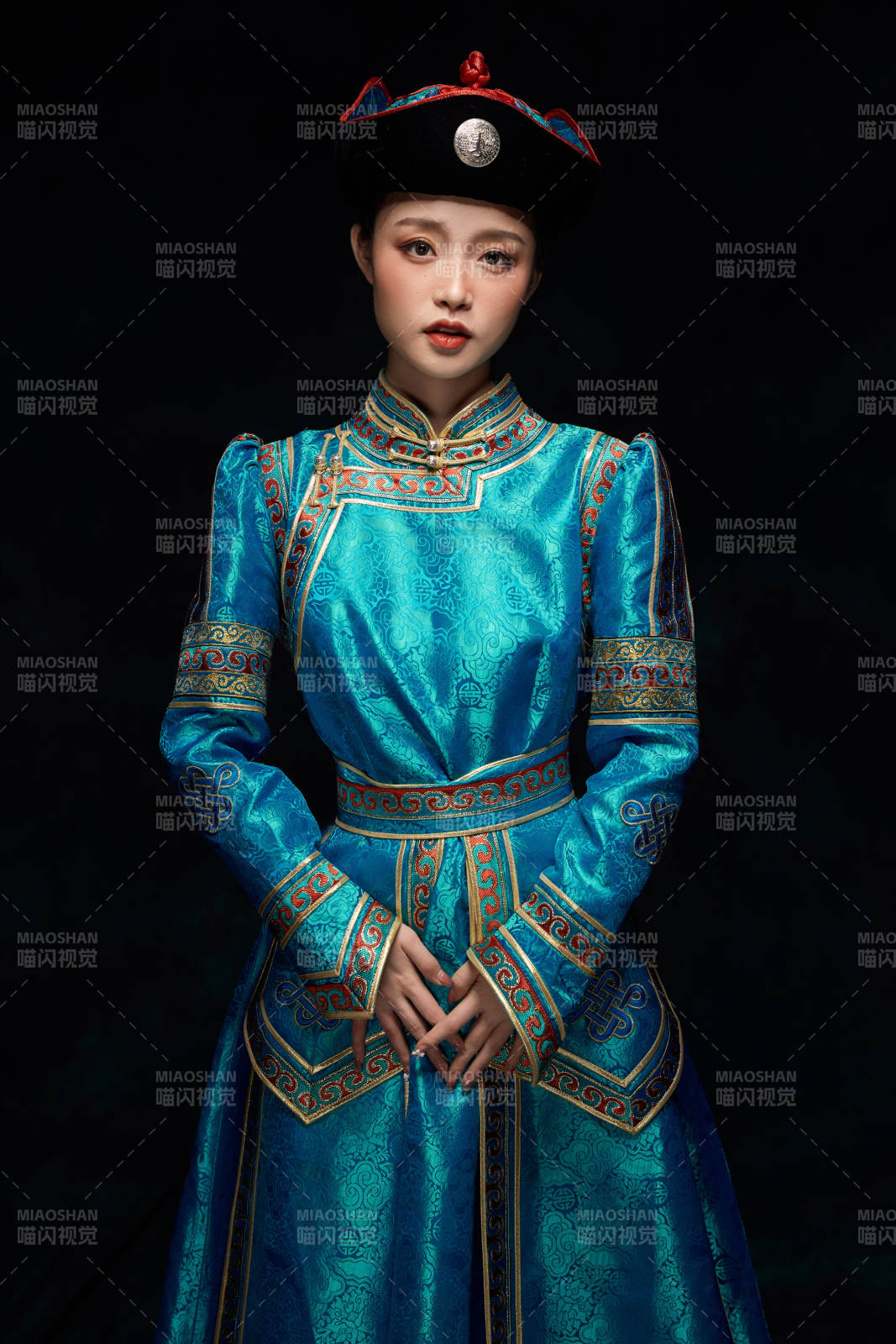 穿着蒙古族服饰的亚洲青年女性图片