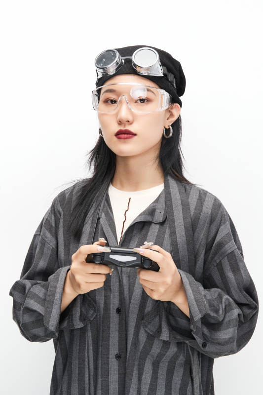 手持电子游戏操控器的亚洲少女图片