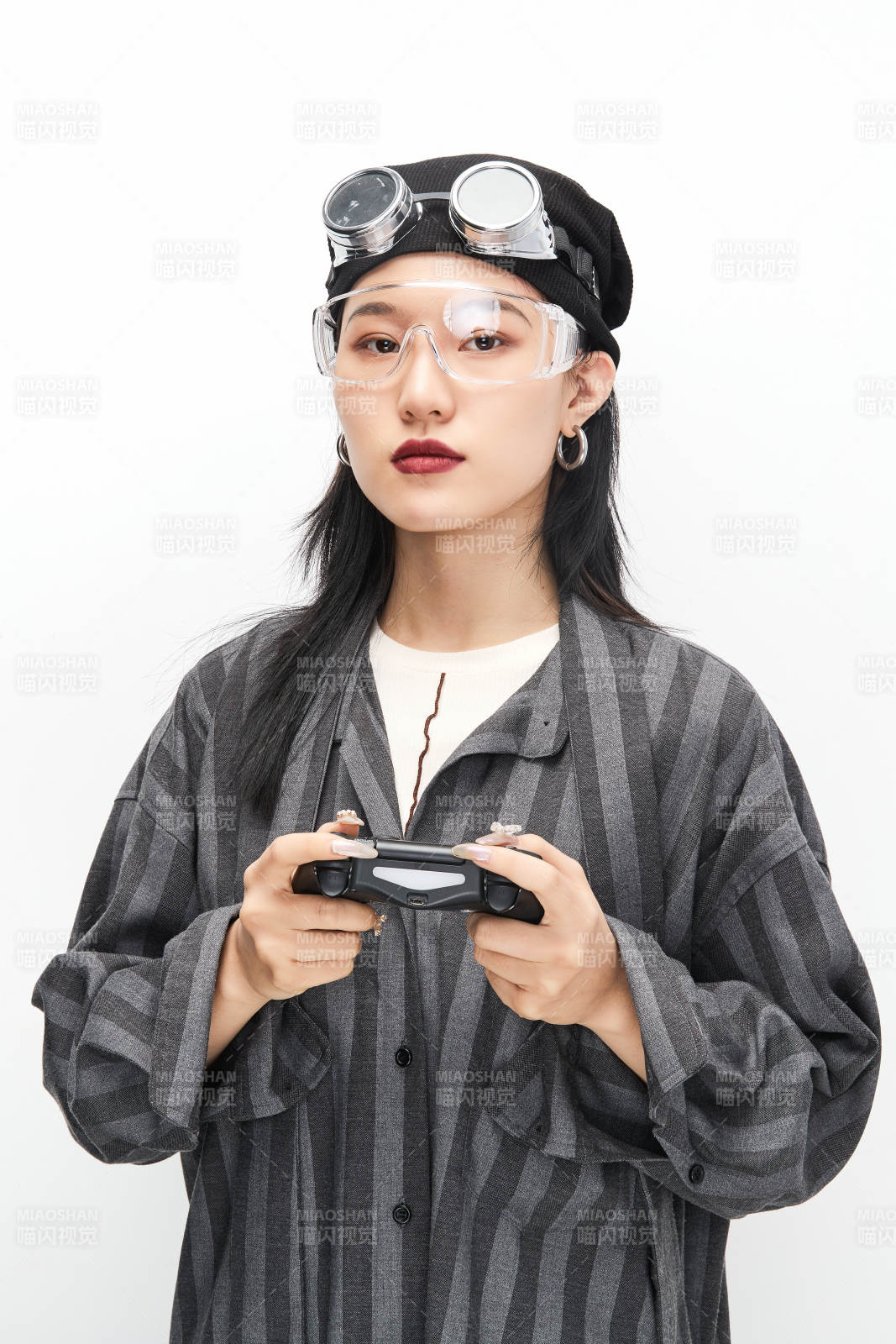 手持电子游戏操控器的亚洲少女图片