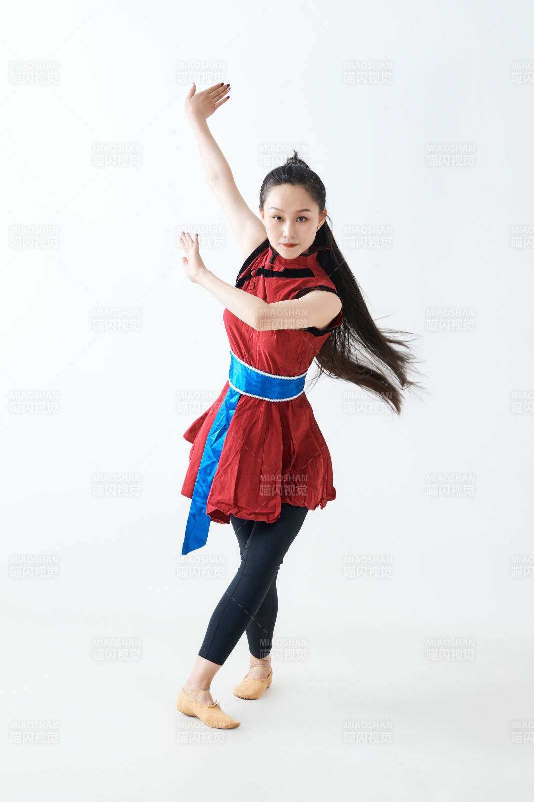 穿着蒙族服饰跳着草原舞蹈的少女图片