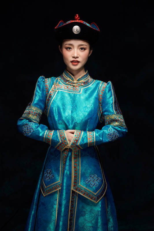 穿着蒙古族服饰的亚洲青年女性图片