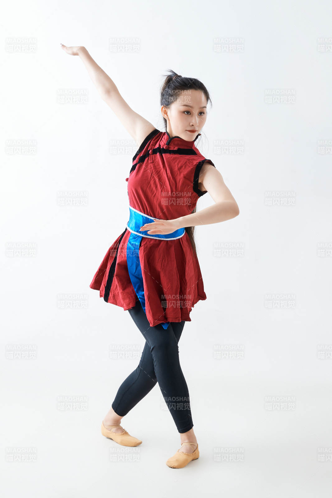 穿着蒙族服饰跳着草原舞蹈的少女图片