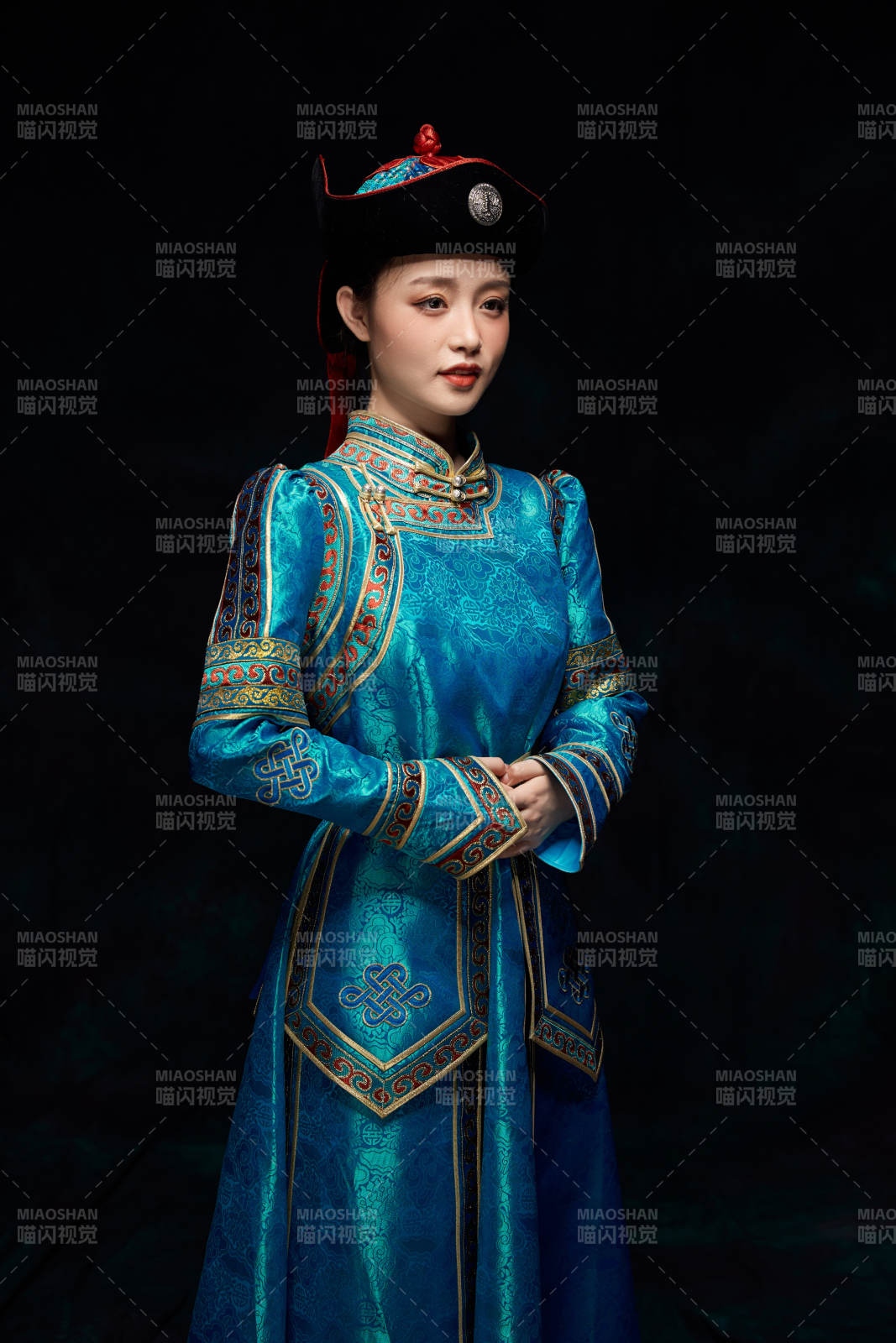 穿着蒙古族服饰的亚洲青年女性图片