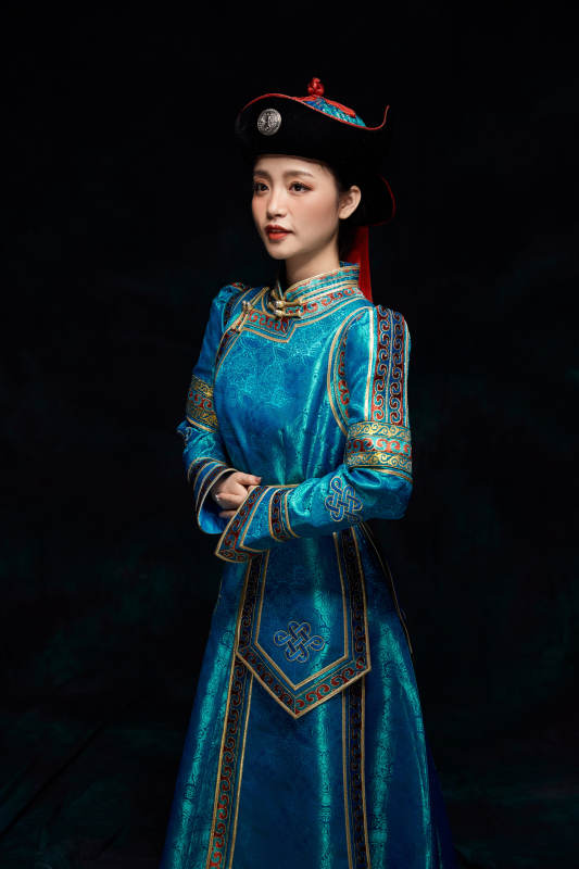 穿着蒙古族服饰的亚洲青年女性图片