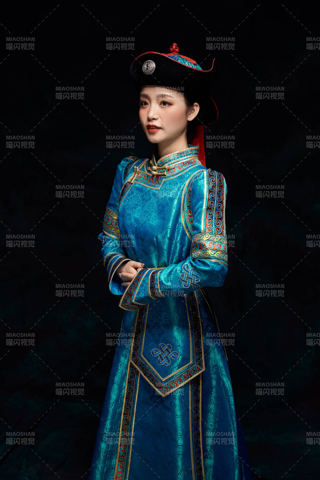 穿着蒙古族服饰的亚洲青年女性图片