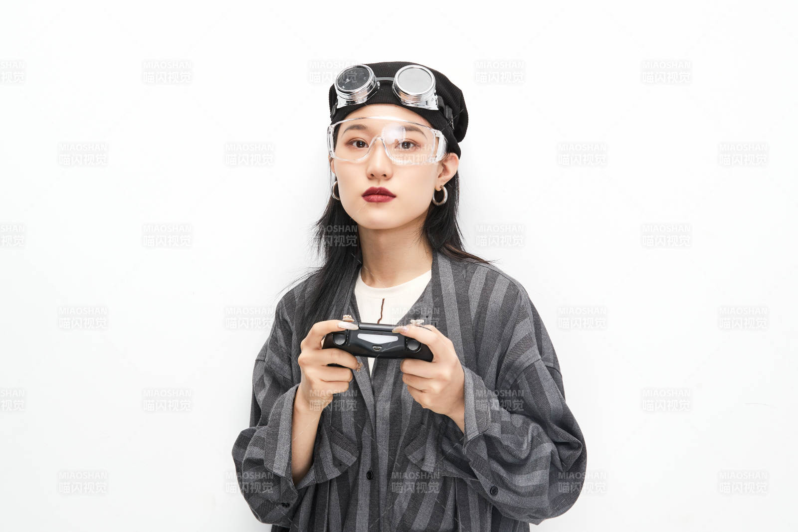 手持电子游戏操控器的亚洲少女图片